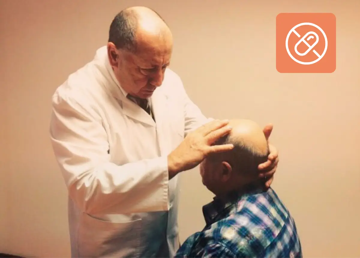 Врач осматривает пациента